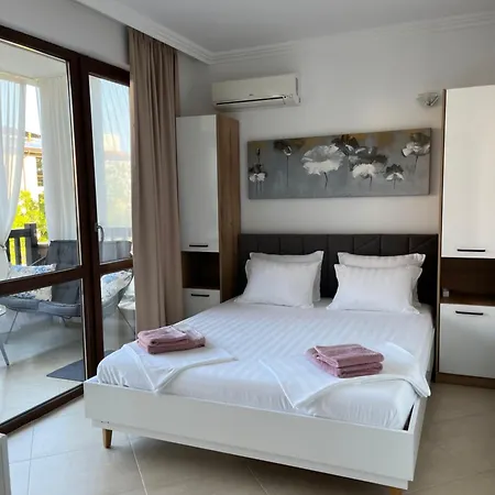 двуспален оазис бийч клуб * Łozenec